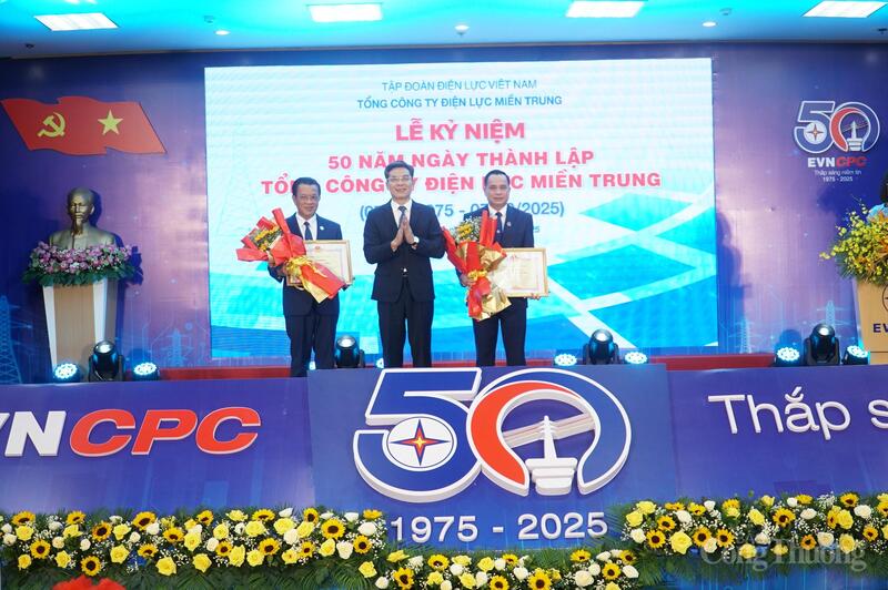 Tập đoàn EVN tặng Giấy khen cho EVNCPC vì có thành tích nổi bật trong công tác phòng, chống, ứng phó và khắc phục hậu quả cơn bão số 5, đặc biệt là trong việc hỗ trợ khắc phục lưới điện tại tỉnh Hà Tĩnh