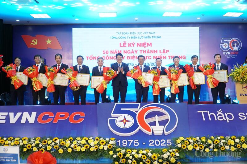 Tập đoàn Điện lực Việt Nam trao Bằng khen cho 10 cá nhân lãnh đạo đã có nhiều đóng góp trong suốt quá trình 50 năm xây dựng và phát triển EVNCPC