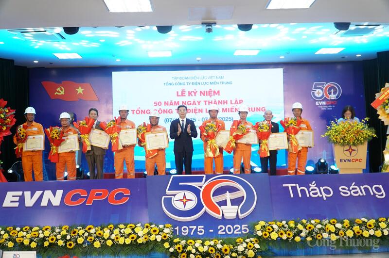 EVN Bằng khen cho 10 công nhân xuất sắc tiêu biểu có thời gian gắn bó với Tổng công ty từ 42 năm trở lên