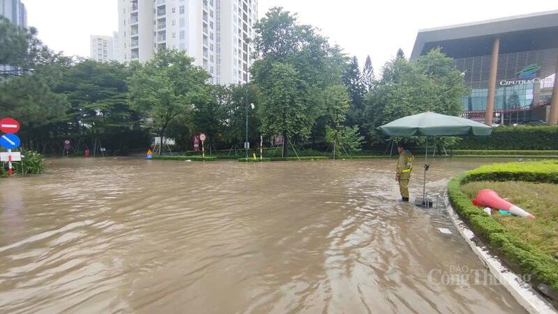 Hà Nội huy động tối đa nguồn lực, thiết bị để ứng phó với mưa lũ do hoàn lưu bão số 11. Ảnh: Hải Sơn