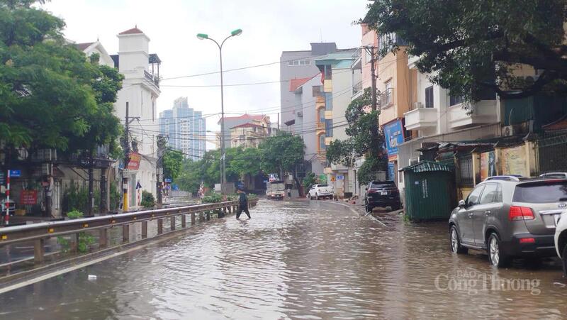 Nhiều tuyến phố tại Hà Nội bị ngập sâu do ảnh hưởng của hoàn lưu bão số 11. Ảnh: Hải Sơn
