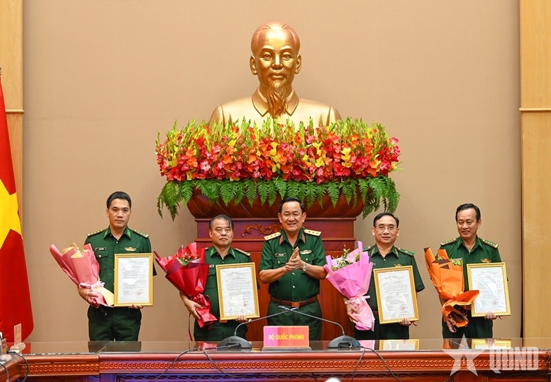 Thượng tướng Võ Minh Lương trao thưởng tặng các đơn vị tham gia chuyên án A825p của Bộ đội Biên phòng. Ảnh: Hiếu Lê/QĐND.