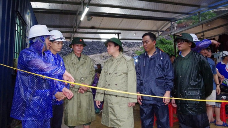 Ông Lê Hải Hoà - Chủ tịch Ủy ban nhân dân tỉnh Cao Bằng (thứ 4 từ trái sang) kiểm tra, chỉ đạo công tác khắc phục hậu quả thiên tai tại xã Đức Long. (Ảnh: Báo Cao Bằng).