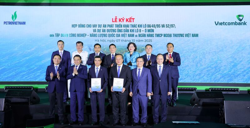 Lãnh đạo Chính phủ, các bộ, ngành, Petrovietnam và Vietcombank chúc mừng thành công của lễ ký