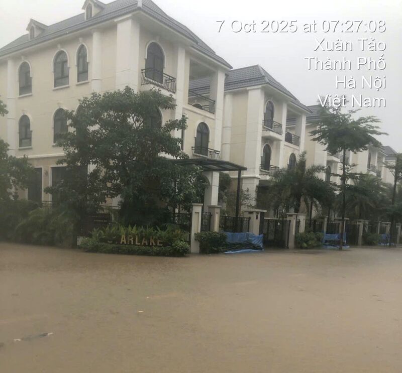 Khu Ngoại giao đoàn (đường Xuân Tảo) ngập sâu sáng 7/10. Ảnh: Cty TNHH MTV Thoát nước Hà Nội cung cấp