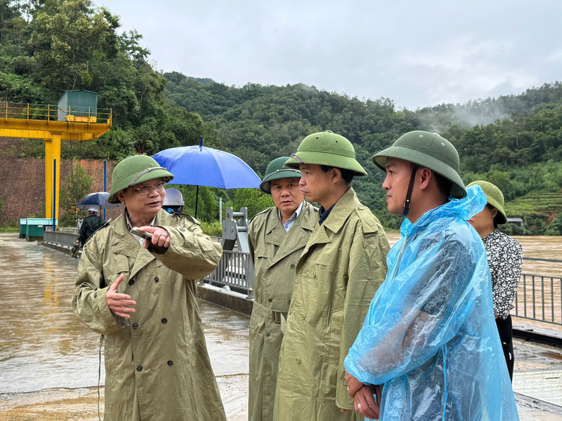 Đoàn công tác của Sở Công Thương cùng các đơn vị chức năng đến kiểm tra đập và Nhà máy thuỷ điện Bình Long. Ảnh: SCT