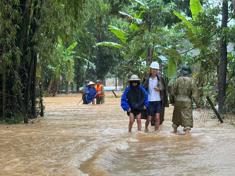 Nước sông dâng cao, xã Hòa An (Cao Bằng) bị ngập sâu, nhiều hộ dân đã phải sơ tán. Ảnh: CB