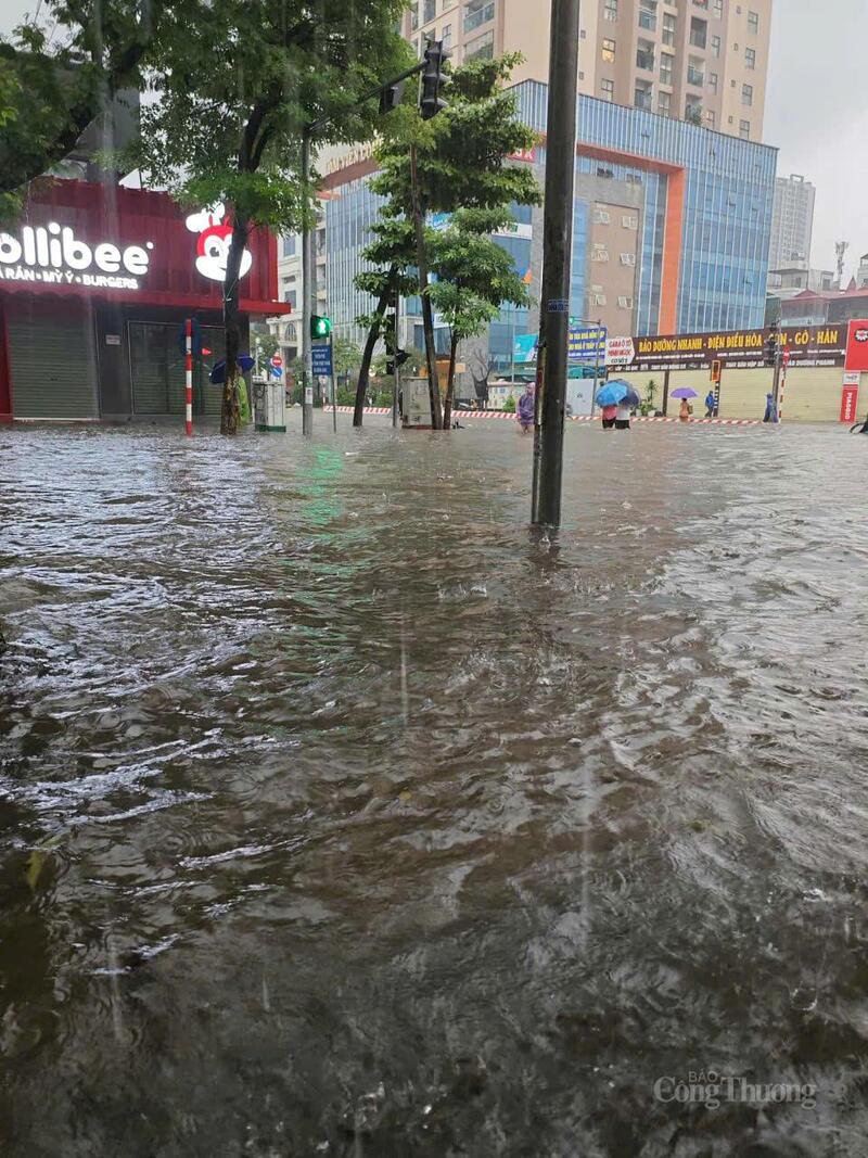 Ngã ba Tô Hiệu - Nguyễn Phong Sắc người dân không thể di chuyển.