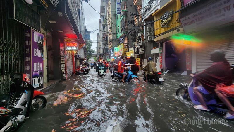 Nhiều ngõ phố của Hà Nội ngập sâu trong ngày 30/9
