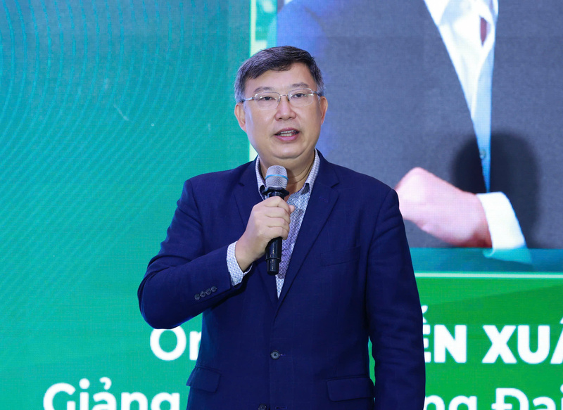 Ông Nguyễn Xuân Thành - Đại học Fulbright Việt Nam: AI là 'cú hích năng suất', giúp tự động hóa quy trình, giảm chi phí và tăng khả năng phòng chống gian lận, tấn công mạng. Tuy nhiên, đi cùng cơ hội là những rủi ro mới.