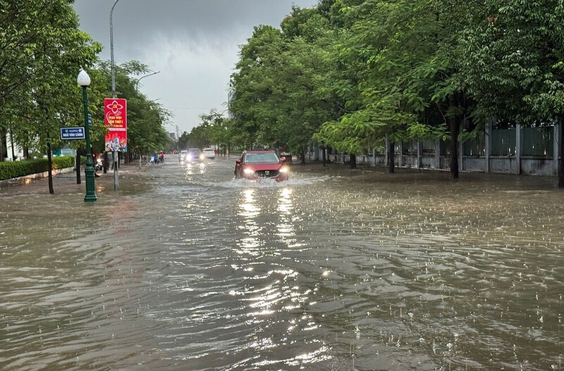 Nước ngập sâu tại khu vực liên cơ quan gần Quảng trường 3.2, phường Bắc Giang (tỉnh Bắc Ninh).