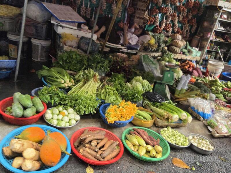Rau củ đầy ắp chợ Nghĩa Tân.
