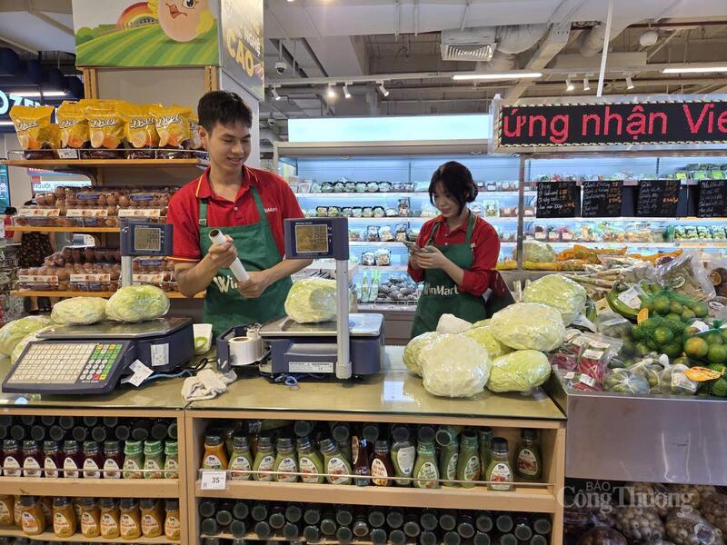 Tại siêu thị trên đường Trần Đăng Ninh, rau củ quả đầy ắp các kệ.