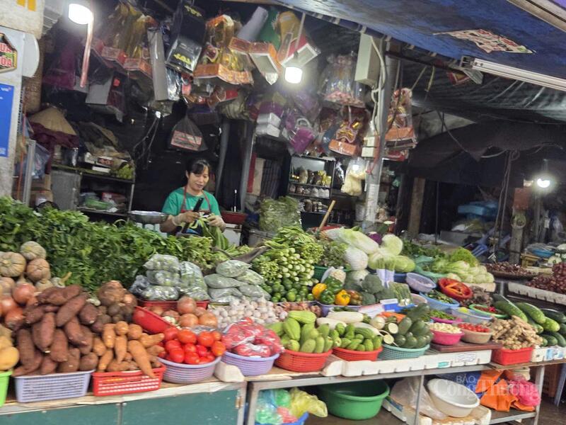 Tại chợ Nghĩa Tân, nửa mớ rau xanh tiểu thương cũng bán.