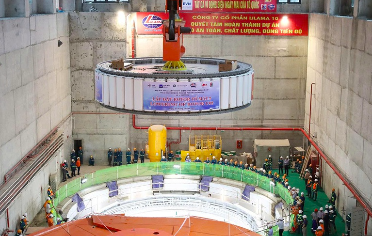 Hạ đặt rotor tổ máy số 2 thuỷ điện Hoà Bình mở rộng