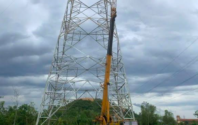 Các nhà thầu đang nỗ lực chạy đua với thời gian để thi công đường dây 220kV Tương Dương - Đô Lương