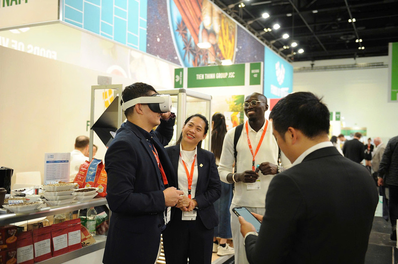 Khách nước ngoài trải nghiệm VR 360 (thực tế ảo) toàn bộ chuỗi cung ứng từ nông trại đến nhà máy, từ canh tác đến chế biến của Simexco Đắk Lắk. Ảnh: Lê Hảo.