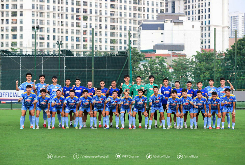 Các cầu thủ U23 Việt Nam và ban huấn luyện. Ảnh: VFF