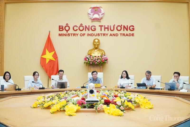 Phiên họp Tổ soạn thảo Dự thảo Luật Thương mại điện tử. Ảnh: Lê Trang
