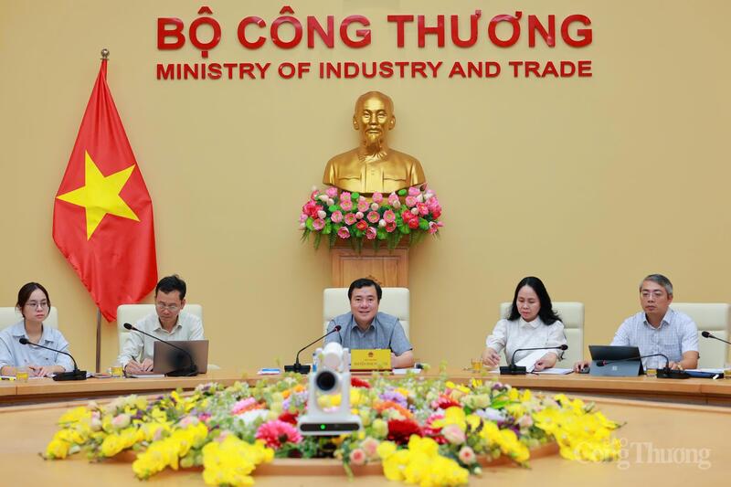 Phiên họp của Tổ soạn thảo Dự thảo Luật Thương mại điện tử sáng ngày 7/10.