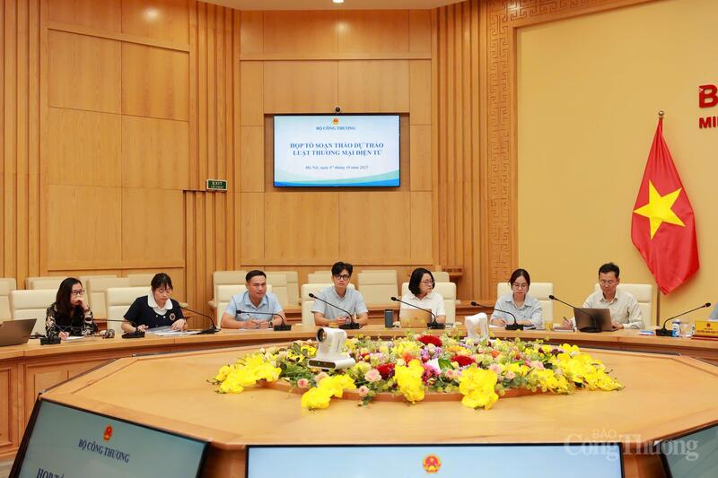 Các thành viên Tổ soạn thảo tham dự phiên họp.