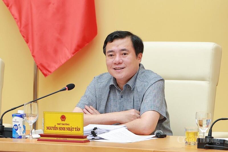 Thứ trưởng Nguyễn Sinh Nhật Tân chủ trì phiên họp. Ảnh: Quỳnh Trang