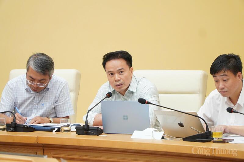 Ông Ngô Chung Khanh - Phó Vụ trưởng Vụ Chính sách thương mại đa biên đóng góp ý kiến tại phiên họp.