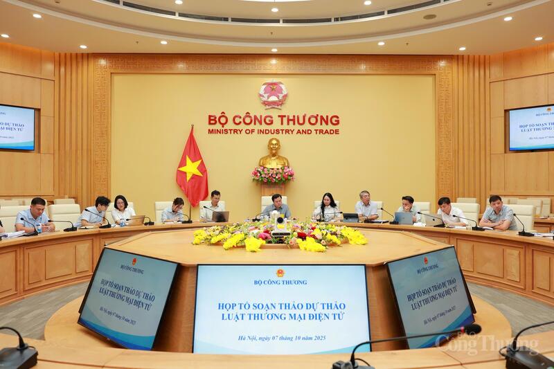 Phiên họp Tổ soạn thảo dự thảo Luật Thương mại điện tử. Ảnh: Quỳnh Trang