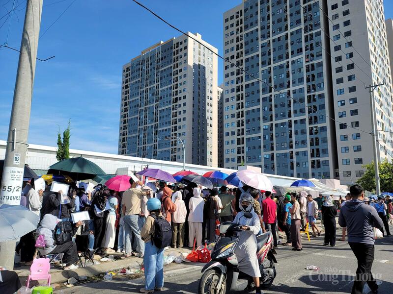 Ghi nhận tại văn phòng dự án Chung cư nhà ở xã hội lô đất B4-2, Khu đô thị xanh Bàu Tràm Lakeside (phường Hải Vân, TP. Đà Nẵng), lượng người đến nộp hồ sơ rất đông.