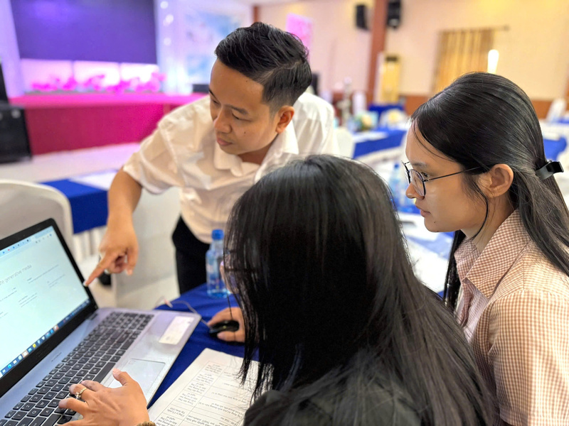 Các học viên thực hành thiết kế hình ảnh, video quảng bá sản phẩm bằng AI tại hội nghị. Ảnh: Cục Thương mại điện tử và Kinh tế số.
