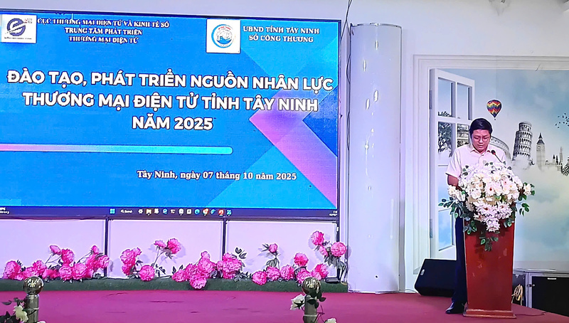 Ông Trần Đăng Tiến - Phó Giám đốc Sở Công Thương Tây Ninh tại hội nghị. Ảnh: Cục Thương mại điện tử và Kinh tế số.