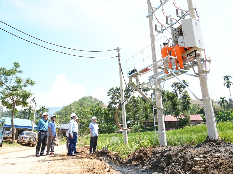 Việc quan tâm triển khai đầu tư xây dựng hệ thống điện góp phần nâng cao năng lực vận hành, đảm bảo cấp điện ổn định, an toàn và liên tục đến cho khách hàng sử dụng điện trên địa bàn toàn tỉnh. Ảnh: Hùng Mạnh