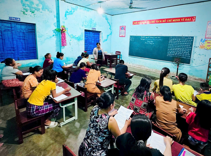 Lớp học xóa mù tại thôn Hoa (xã Bên Giằng) có chừng 30 học viên, họ đều là những người dân tộc Cơ Tu quanh năm bám chặt với nương rẫy. Ảnh: Nguyễn Dương