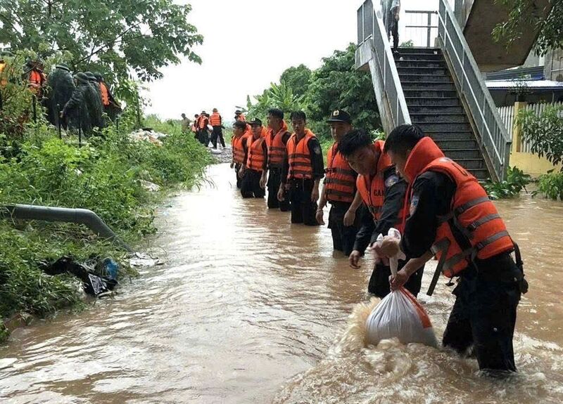 Công an Thái Nguyên gia cố đê ngăn nước lũ sông Cầu. Ảnh: CATN