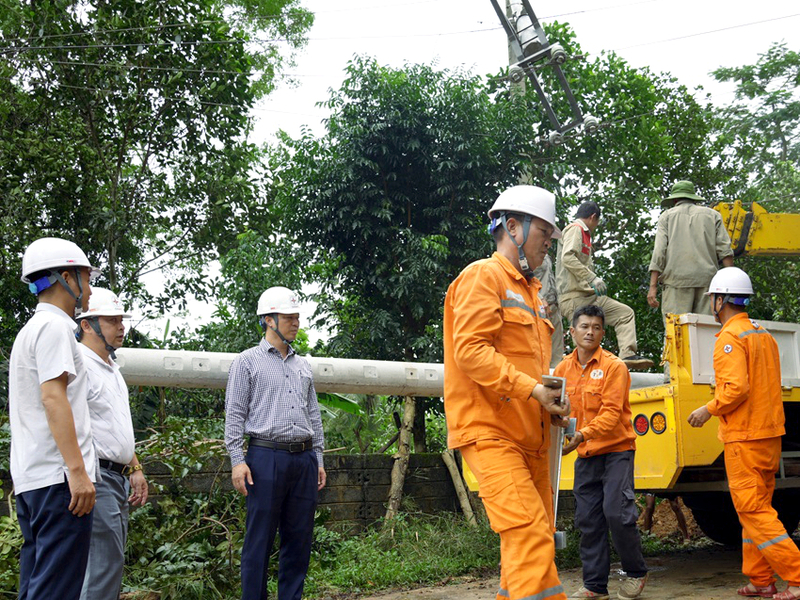 PC Thanh Hóa thể hiện ý chí tự lực, tự cường, tinh thần không ngại gian khó trong việc ứng phó nhanh chóng, khắc phục thiệt hại nặng nề do thiên tai gây ra cho hệ thống điện, kịp thời khôi phục cấp điện đến khách hàng. Ảnh: Hùng Mạnh