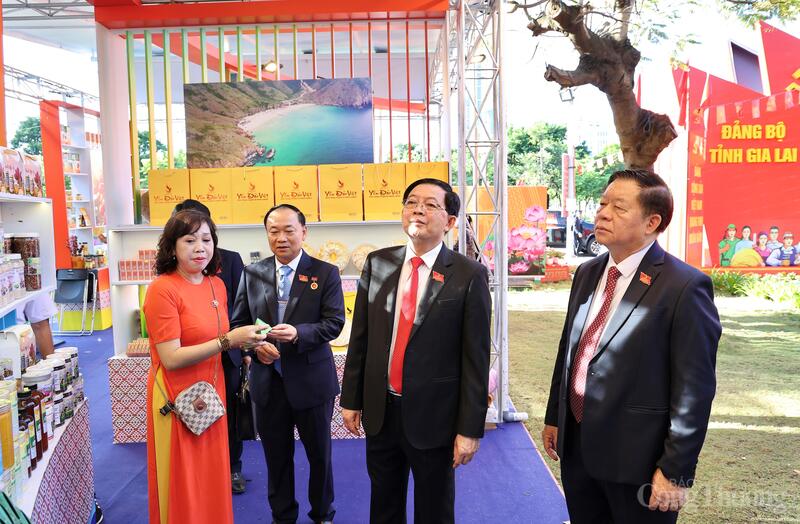 Trưởng Ban Tuyên giáo và Dân vận Trung ương Nguyễn Trọng Nghĩa (bên phải) cùng lãnh đạo tỉnh Gia Lai tham quan Triển lãm sản phẩm tiêu biểu trong khuôn khổ Đại hội đại biểu Đảng bộ tỉnh Gia Lai lần thứ I. Ảnh: Hiền Mai