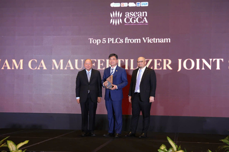 Ông Trần Ngọc Nguyên, Chủ tịch Hội đồng quản trị PVCFC, đại diện PVCFC có mặt trực tiếp nhận giải thưởng vinh danh Top 5 doanh nghiệp niêm yết tại Việt Nam có điểm số quản trị cao nhất, theo kết quả đánh giá của ASEAN Corporate Governance Scorecard 2024 (Ảnh PVCFC)