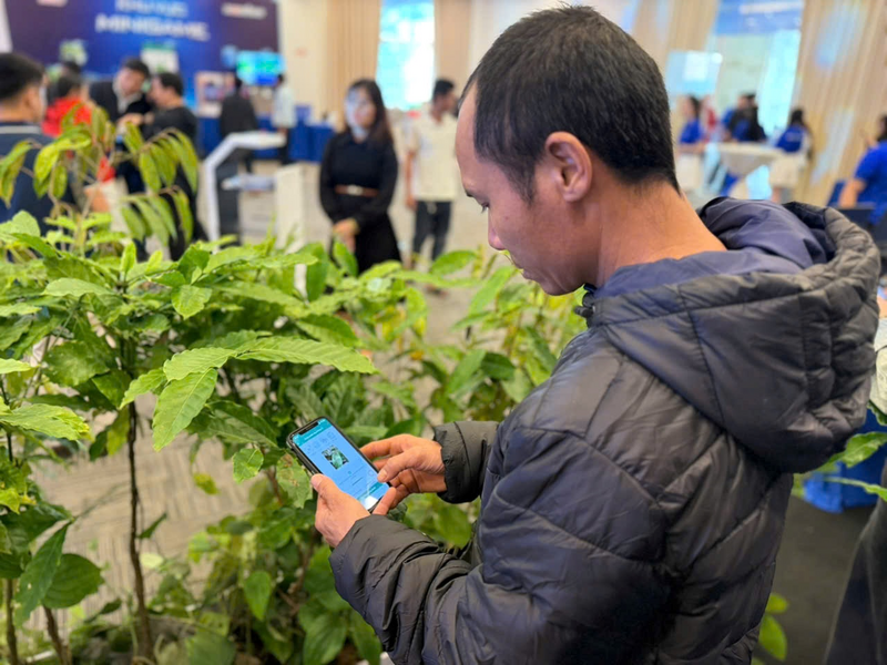 Người nông dân tham gia trải nghiệm AI tính năng chuẩn đoán sâu bệnh của ứng dụng 2Nông (Ảnh PVCFC)