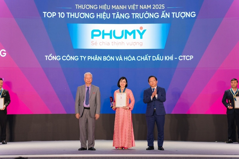 Đại diện PVFCCo - Phú Mỹ vinh dự đón nhận danh hiệu Top 10 Thương hiệu mạnh tăng trưởng ấn tượng, nằm trong Top 50 Thương hiệu mạnh Việt Nam năm 2025 (Ảnh PVFCCo - Phú Mỹ)