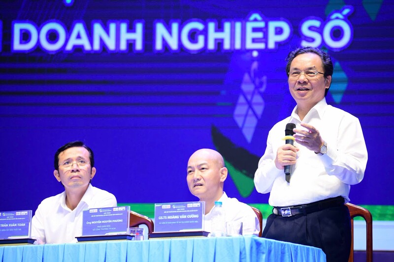 GS.TS Hoàng Văn Cường, Ủy viên Ủy ban Kinh tế và Tài chính Quốc hội giải đáp các câu hỏi của hộ kinh doanh tại sự kiện. Ảnh: Quang Đinh