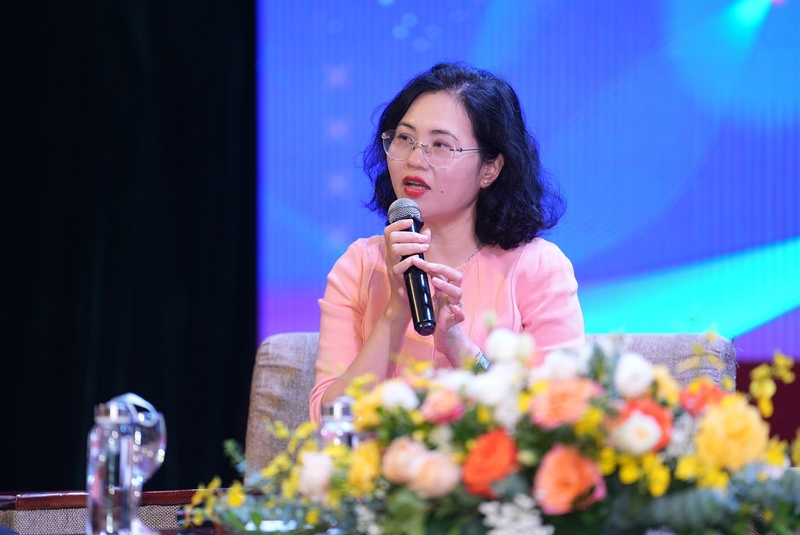 Bà Lê Thị Thúy Sen, Tổng Biên tập Thời báo Ngân hàng chia sẻ tại tọa đàm. Ảnh: Hoàng Giáp