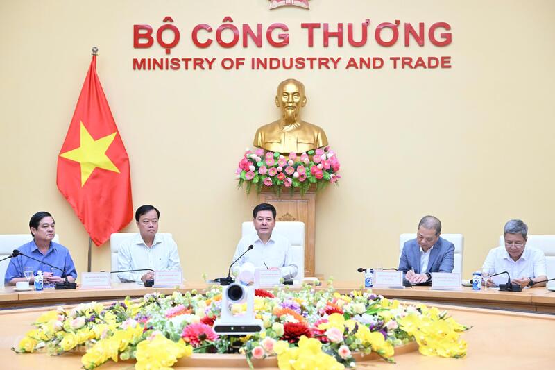 Bộ trưởng Nguyễn Hồng Diên chủ trì buổi làm việc Lãnh đạo tỉnh Cà Mau. Ảnh: Cấn Dũng