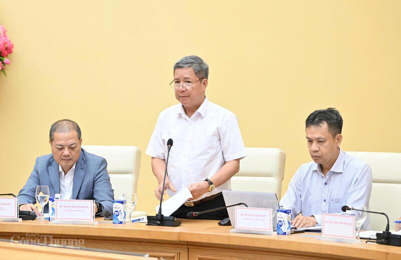 Ông Bùi Quốc Hùng, Phó Cục trưởng Cục Điện lực phát biểu. Ảnh: Cấn Dũng