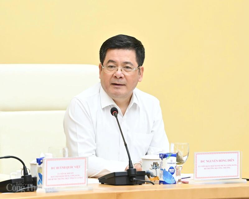 Bộ trưởng Nguyễn Hồng Diên làm việc với lãnh đạo tỉnh Cà Mau. Ảnh: Cấn Dũng