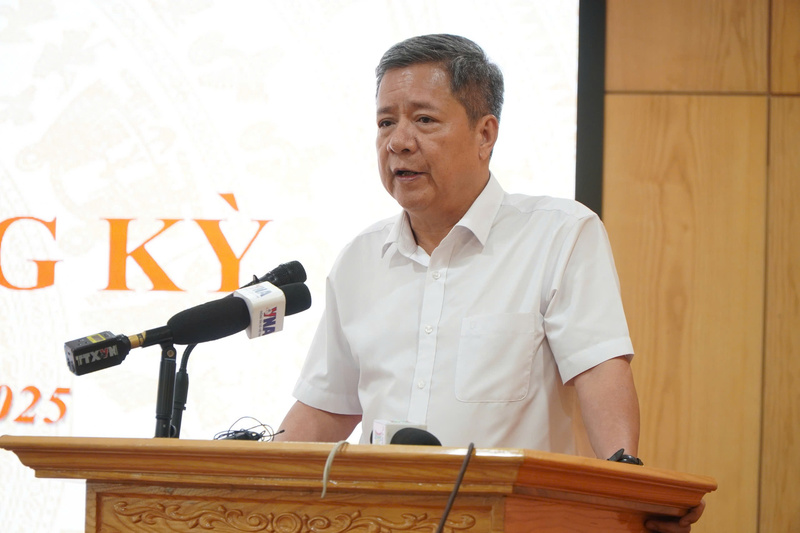 Ông Bùi Quốc Hùng, Phó Cục trưởng Cục Điện lực trả lời câu hỏi báo chí tại họp báo. Ảnh: Minh Trang