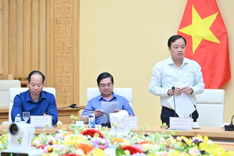 Ông Huỳnh Quốc Việt, Phó Bí thư Thường trực Tỉnh ủy Cà Mau báo cáo tại buổi làm việc. Ảnh: Cấn Dũng