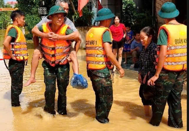 Cán bộ, chiến sỹ ban chỉ huy phòng thủ khu vực 2 Lạng Giang, đưa nhân dân từ ra vị trí sơ tán
