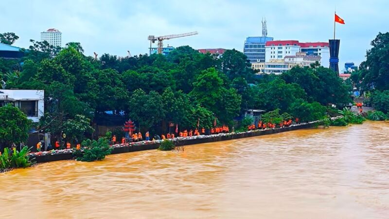 Lực lượng chức năng của Thái Nguyên đang gia cố đê nhằm ứng phó lũ sông Cầu. Ảnh: CATN