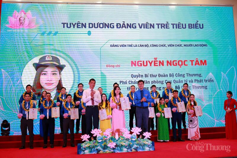 Đồng chí Nguyễn Ngọc Tâm - Quyền Bí thư Đoàn Thanh niên Bộ Công Thương, Phó Chánh Văn phòng, Bí thư Đoàn Thanh niên Cục Quản lý và Phát triển thị trường trong nước được tuyên dương Đảng viên trẻ tiêu biểu