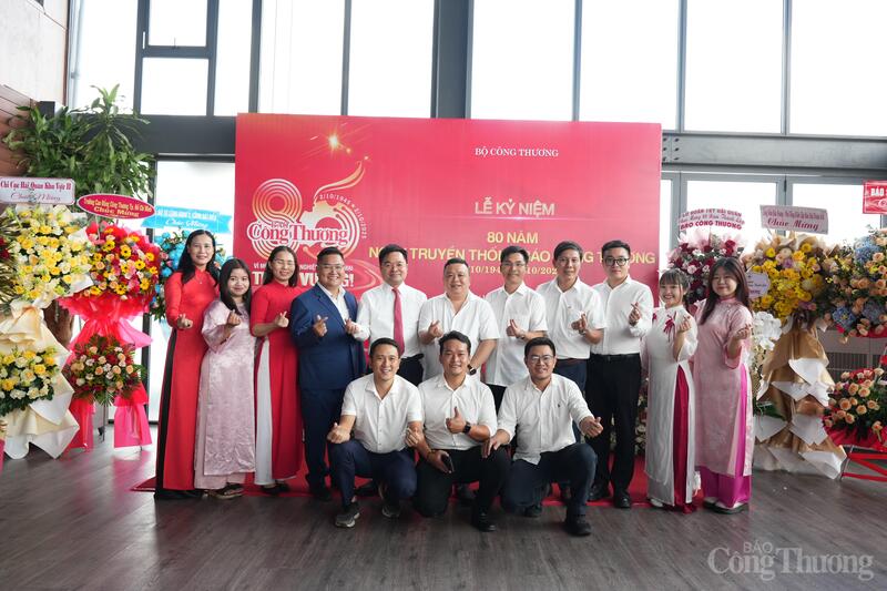 Tổng Biên tập Báo Công Thương Nguyễn Văn Minh chụp hình lưu niệm cùng Văn phòng đại diện phía Nam tại Lễ kỷ niệm 80 năm Ngày truyền thống Báo Công Thương tổ chức ở TP. Hồ Chí Minh.